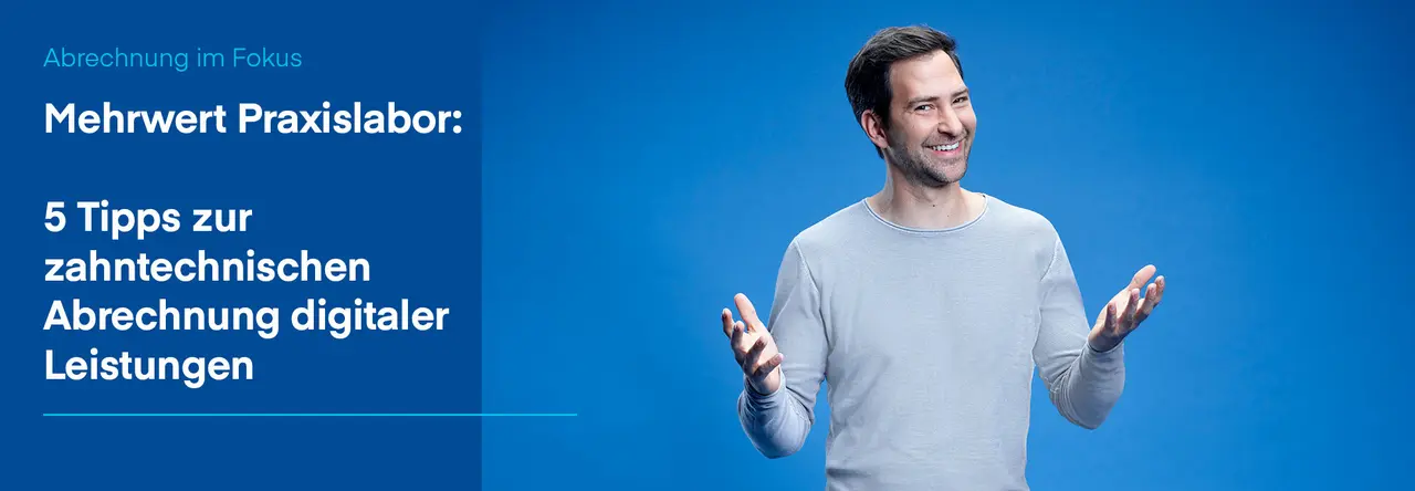 Zweigeteiltes Bild, links blauer Hintergrund mit weißer Schrift "Mehrwert Praxislabor: 5 Tipps zur zahntechnischen Abrechnung digitaler Leistungen" daneben junger Mann vor blauem Hintergrund der in die Kamera lächelt und beide Arme einladend nach vorne streckt.